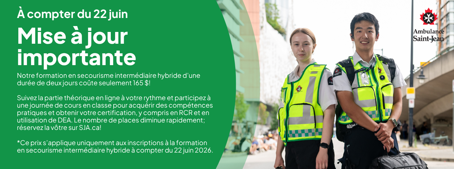 Bannière d'Ambulance Saint-Jean annonçant une mise à jour importante à compter du 22 juin : la formation en secourisme intermédiaire hybride de deux jours coûte seulement 165 $. Deux secouristes en gilets de sécurité jaune fluo sourient devant la caméra, à côté du logo d'Ambulance Saint-Jean.